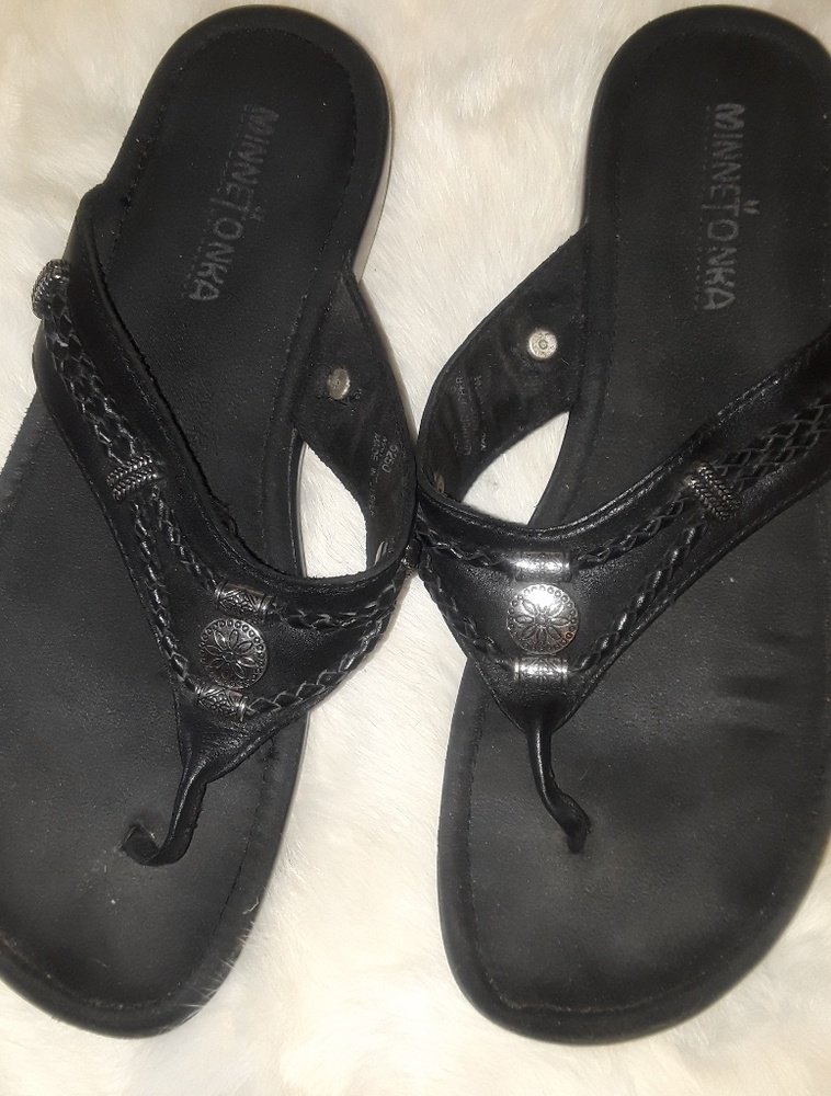 Minnetonka Flip flops